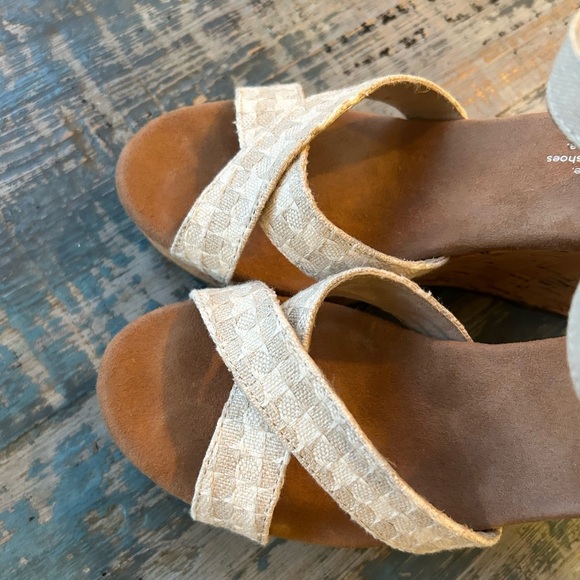 Toms Women Size 6 Wedge Sandal Light beige cream pattern at toes 3.5” heel - Picture 10 of 10
